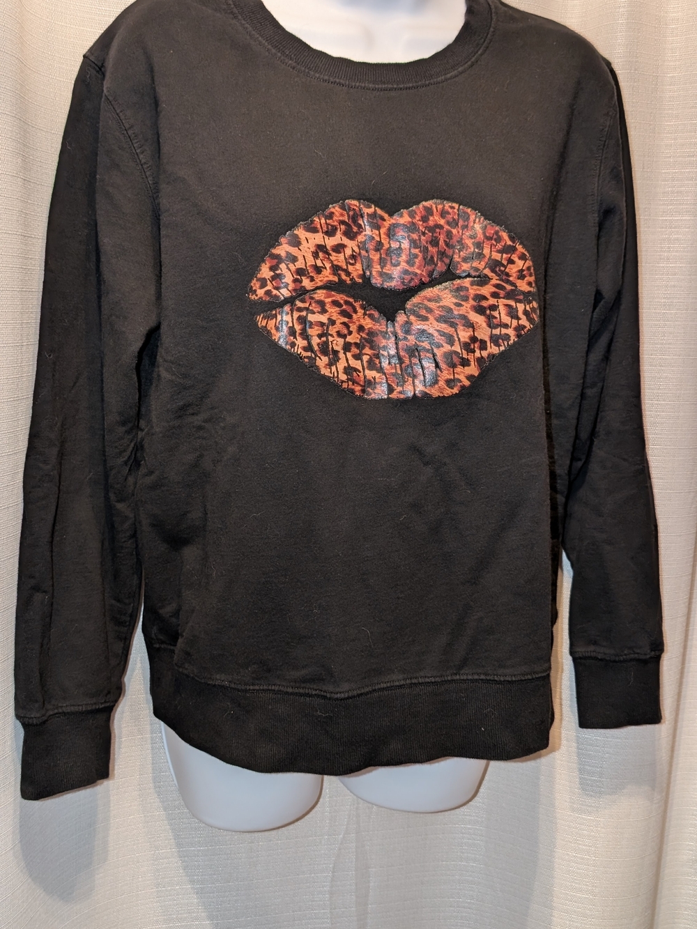 SHEIN Black Sweatshirt with Leopard-Print Lip Graphic